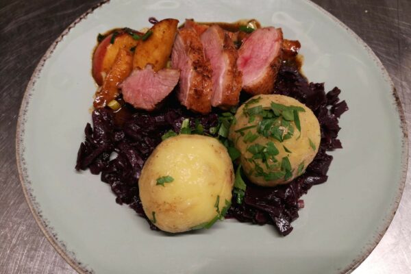 Ente mit Rotkohl und Klößen